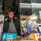 �Fino a dieci anni fa � spiega Antonio � la posizione strategica di questo chioschetto mi permetteva di vivere senza problemi economici, anche grazie ai numerosi turisti che venivano qui per acquistare mappe, calamite e cartoline�